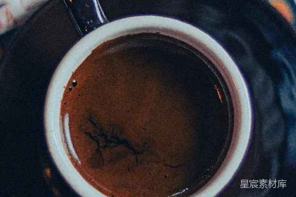 高清摄影 咖啡杯放在托盘上，旁边有一把勺子。