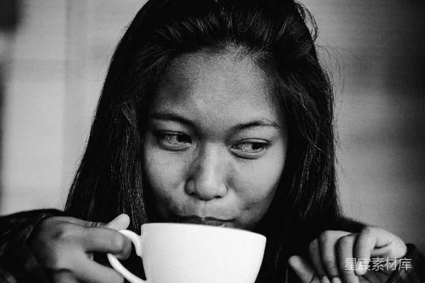 高清摄影 女性持陶瓷 mug 的黑白照片