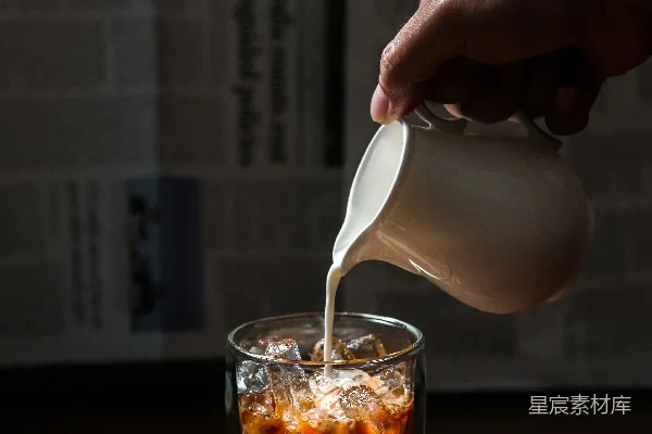 高清摄影 人往透明的饮水杯里倒牛奶