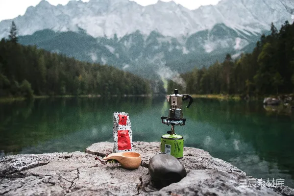 高清摄影 2个透明的酒杯放在湖边的棕色石头上，白天的景象