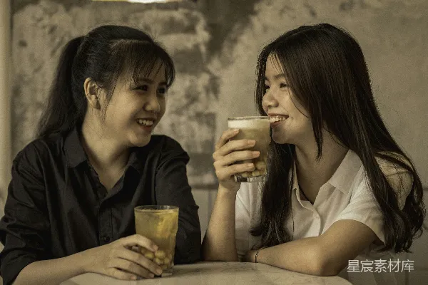 高清摄影 两位女性手持酒杯