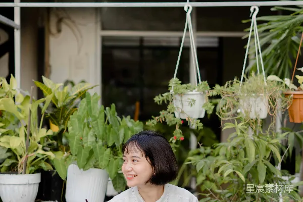 高清摄影 一个女人坐在地上，手里拿着笔记本电脑。