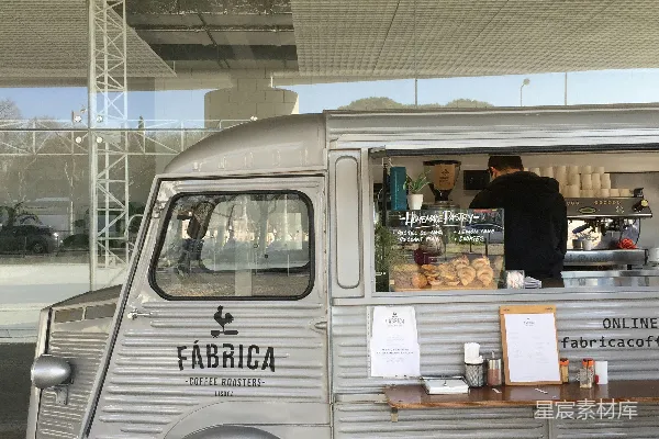 高清摄影 一辆银色的食品车停在了一栋建筑的前面。