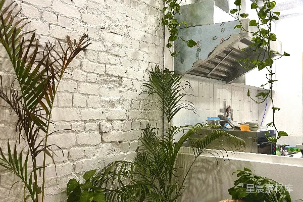 高清摄影 一张木桌紧挨着一面白色砖墙