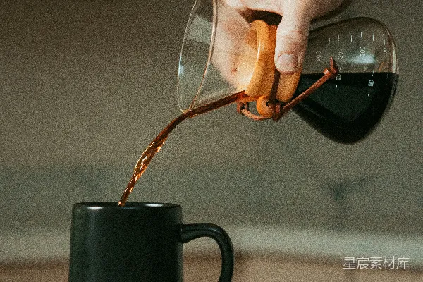 高清摄影 人将茶倒入黑陶瓷茶杯中