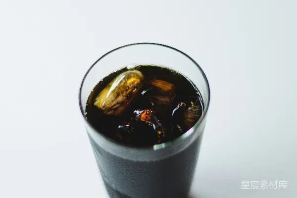 高清摄影 黑色液体在透明的酒杯中