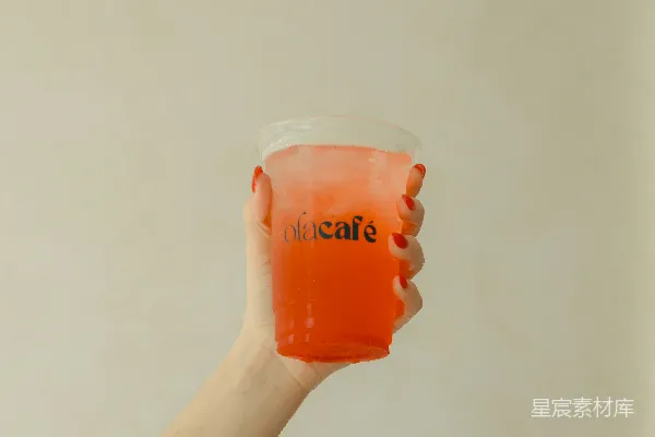 高清摄影 一个女人右手拿着一个杯子