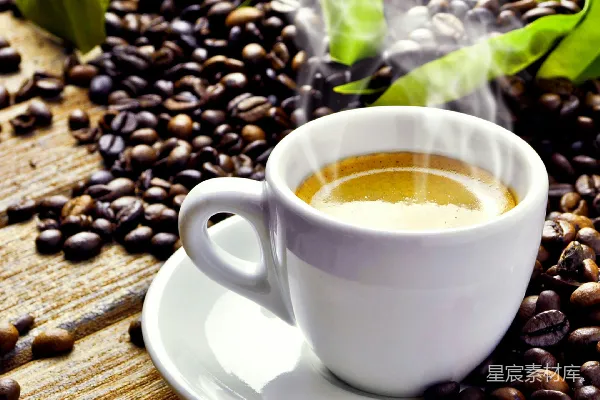 高清摄影 白色陶瓷 mug 放在白色陶瓷 saucer 上方，周围撒有咖啡豆。