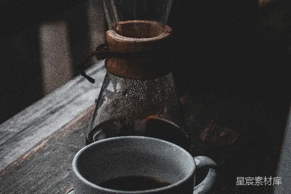 高清摄影 白色陶瓷杯旁放置一个白色陶瓷托盘，托盘上有一个透明的饮料玻璃杯。
