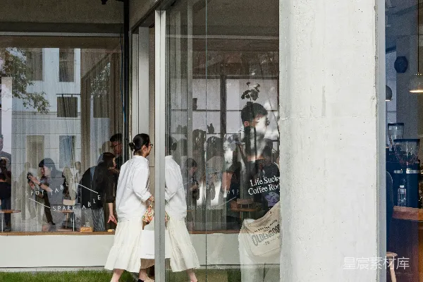高清摄影 一群人在一栋建筑外站立