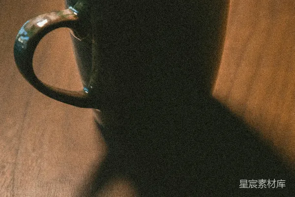 高清摄影 绿陶 mug 中的咖啡