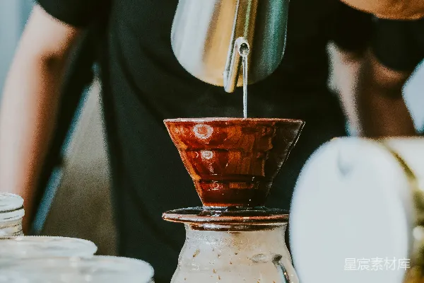 高清摄影 手持不锈钢酒杯的人