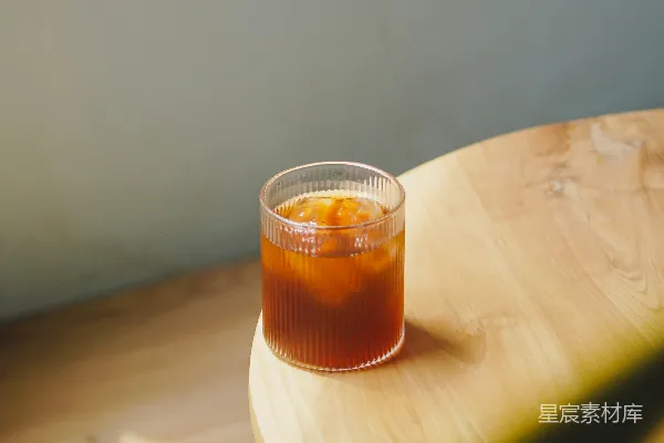 高清摄影 桌子上摆放着一杯橙汁玻璃杯。