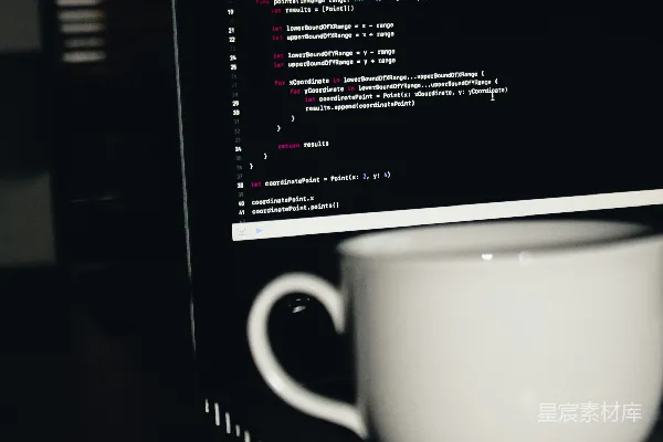高清摄影 MacBook Pro 上面有一张白色的陶瓷茶杯的照片。