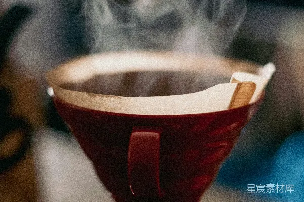高清摄影 桌上的冒着热气的咖啡