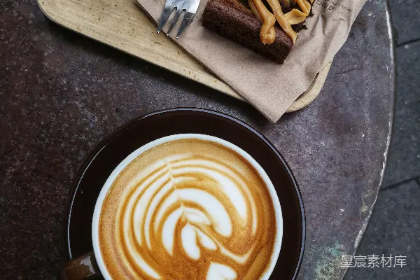 高清摄影 咖啡盘上有一杯杯子靠近户外桌子上的饮料玻璃杯