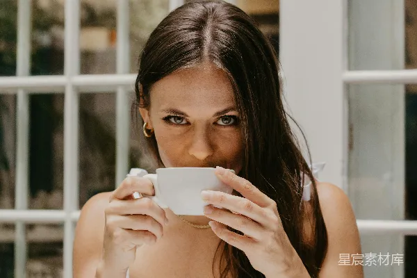 高清摄影 窗前一位女性正在喝杯中之物。