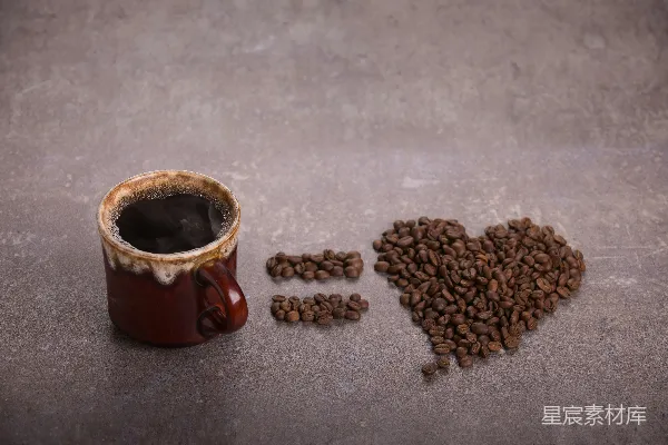 高清摄影 咖啡豆旁边有一个棕色陶瓷 mug