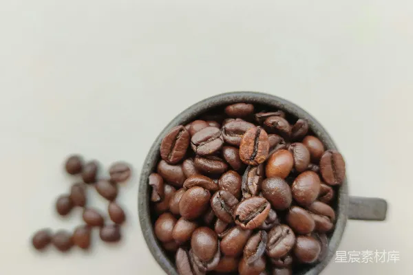 高清摄影 棕色咖啡豆放在黑色陶瓷杯中