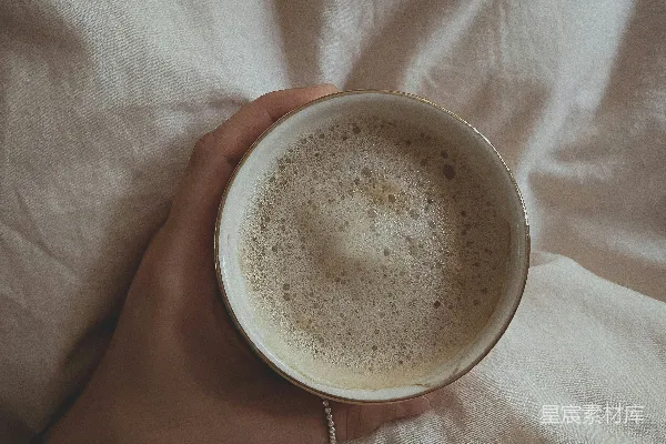 高清摄影 白色陶瓷茶杯置于白色织物上
