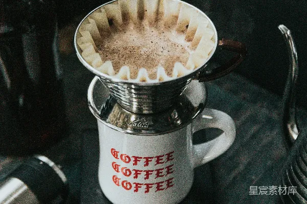 高清摄影 黑色便携秤上的白色陶瓷 mug