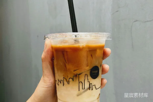 高清摄影 一手拿着一杯冰咖啡