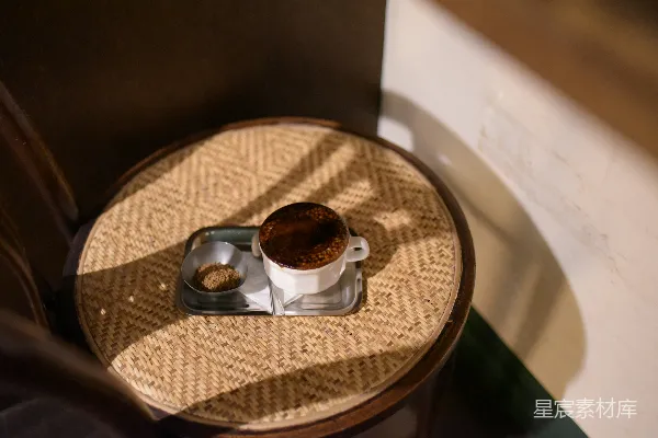 高清摄影 陶瓷杯中盛满棕色液体