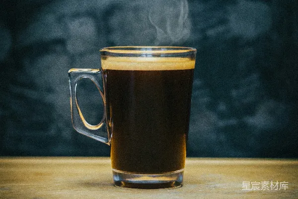 高清摄影 透明玻璃杯中的棕色液体