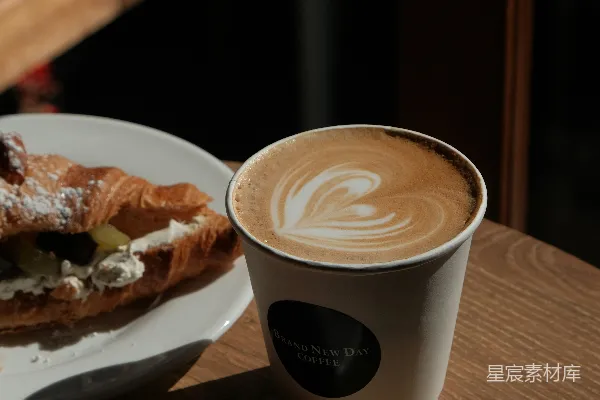 高清摄影 木桌上有法式酥饼和Latte艺术咖啡。