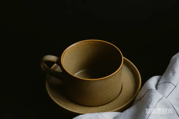 高清摄影 白色陶瓷 mug 放在白色纺织品上