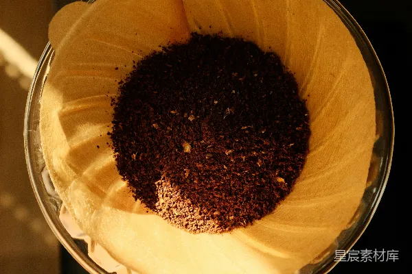 高清摄影 咖啡渣坐在过滤器中用于冲泡。