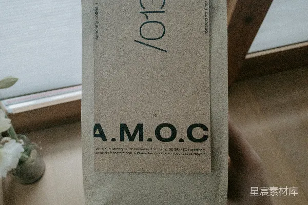 高清摄影 一个人举着一包食物