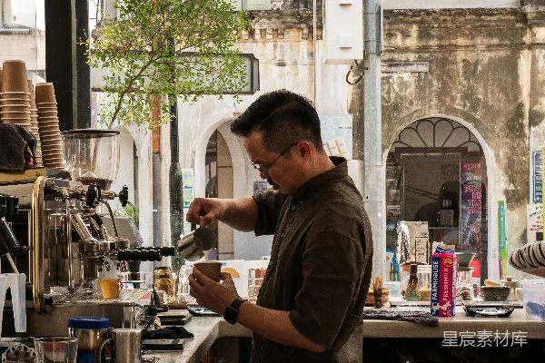 高清摄影 男人往茶杯里倒茶