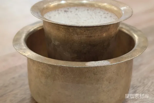 高清摄影 传统铜制滤压式咖啡机，泡沫浓郁的咖啡