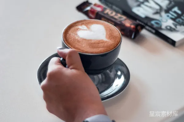 高清摄影 手持黑色陶瓷咖啡杯的人