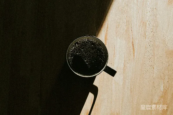 高清摄影 桌子上放着一个上面有一个金属碗的木桌。