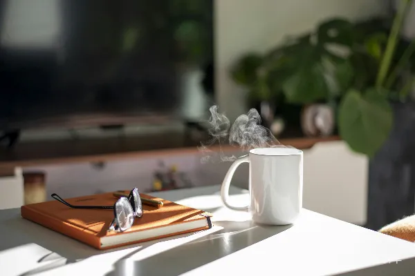 高清摄影 白色陶瓷 mug 放在白色桌面上