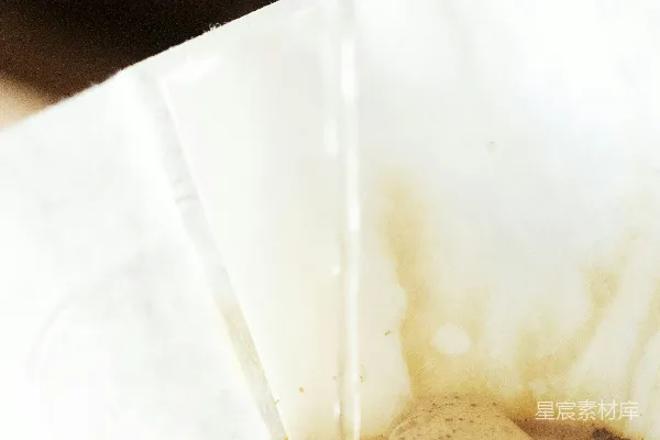 高清摄影 棕色面包放在白瓷盘上
