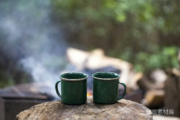 高清摄影 两只绿色陶瓷 mug 放在棕色木制的 log 上