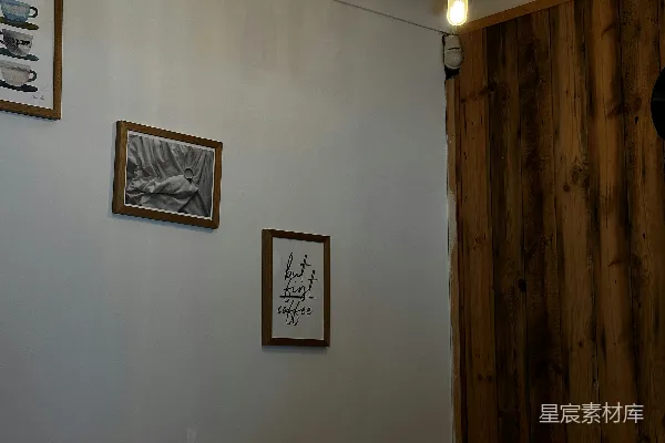 高清摄影 一间有桌子、椅子和墙上挂画的房间