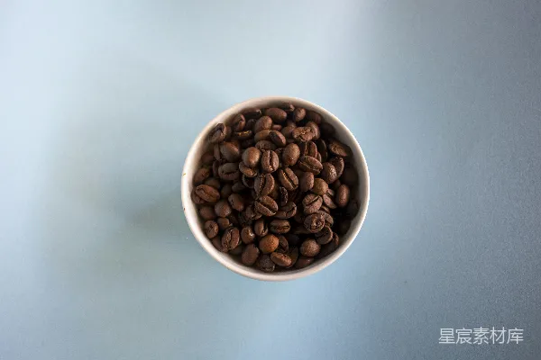 高清摄影 白色陶瓷咖啡杯，内含咖啡豆