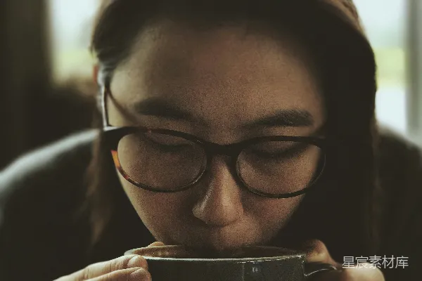 高清摄影 黑衣女子手持黑色眼镜框的透明玻璃杯