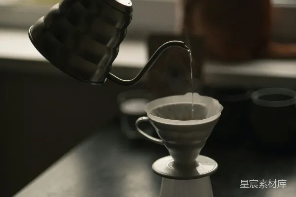高清摄影 在白瓷杯上倒液体