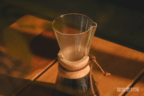 高清摄影 一张木桌上面放着一杯水
