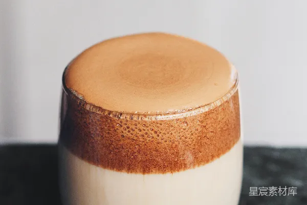 高清摄影 棕色和白色的陶瓷杯