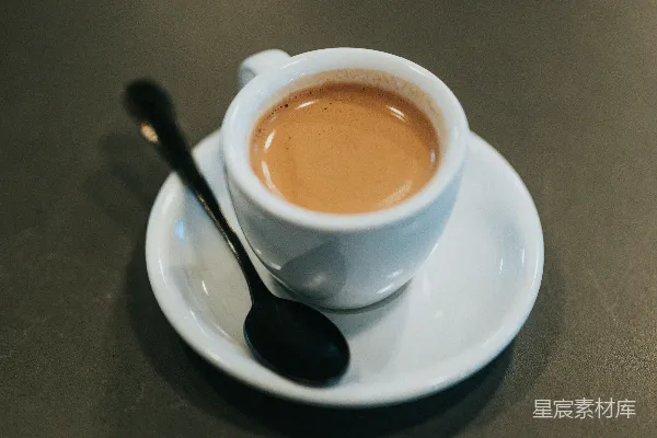 高清摄影 白瓷杯中盛满了棕色液体。