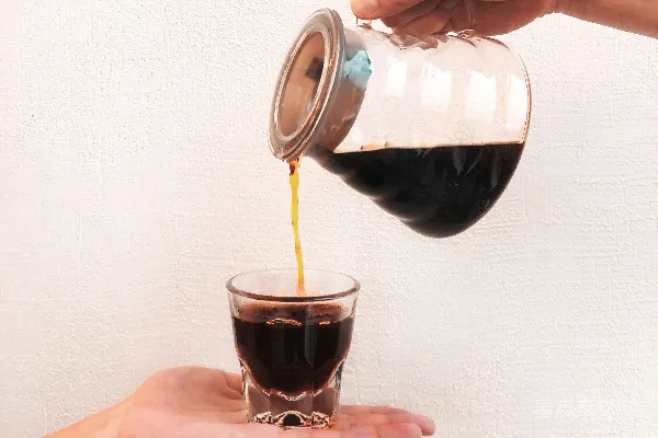 高清摄影 手持透明玻璃杯的人拿着黑液