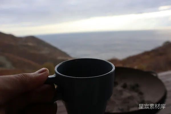 高清摄影 手持咖啡杯的人