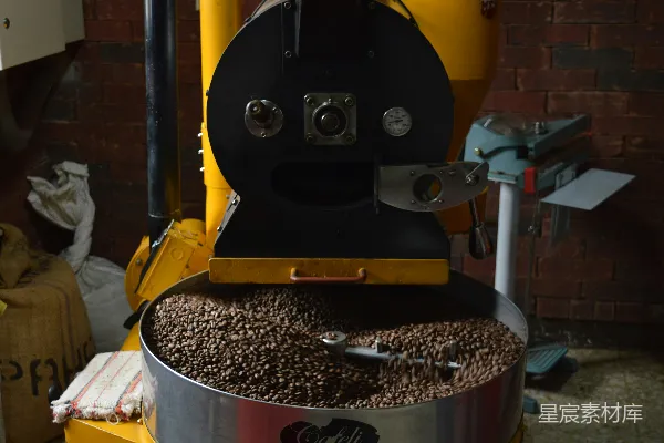 高清摄影 商用搅拌磨.mixer grinder在这里翻译为“搅拌磨”，是一种常见的家用厨房电器，用于混合、搅拌食物。在商业场合，可能会用到一些更专业的、功能更强大的搅拌磨设备。
