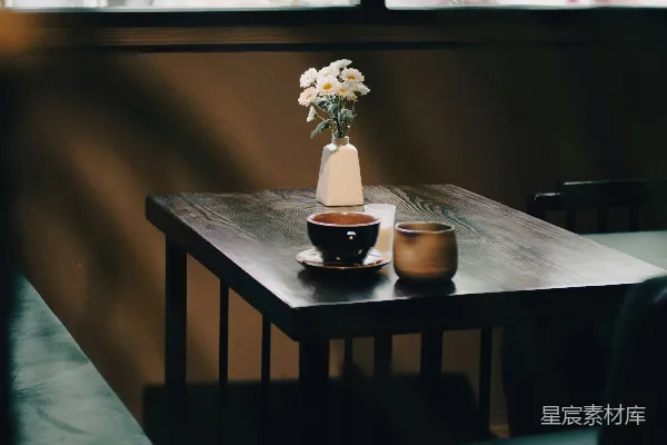 高清摄影 桌子上面摆放着一束鲜花。